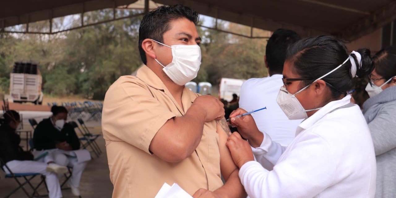 Llegan 11 mil vacunas de refuerzos a Tlaxiaco | El Imparcial de Oaxaca