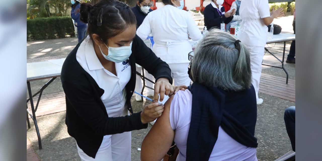 En orden segundo día de vacunación al magisterio | El Imparcial de Oaxaca
