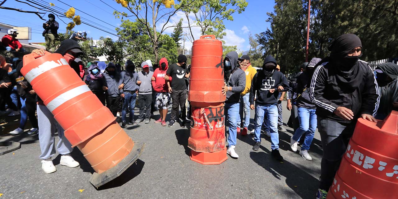 Caos en el norte de la ciudad; normalistas retienen unidades | El Imparcial de Oaxaca