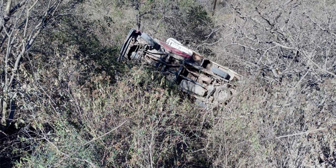 Lo vence el sueño y vuelca en su camioneta en la Mixteca