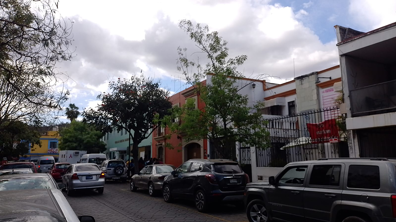 Reeditan largas filas en el IMSS por pruebas Covid