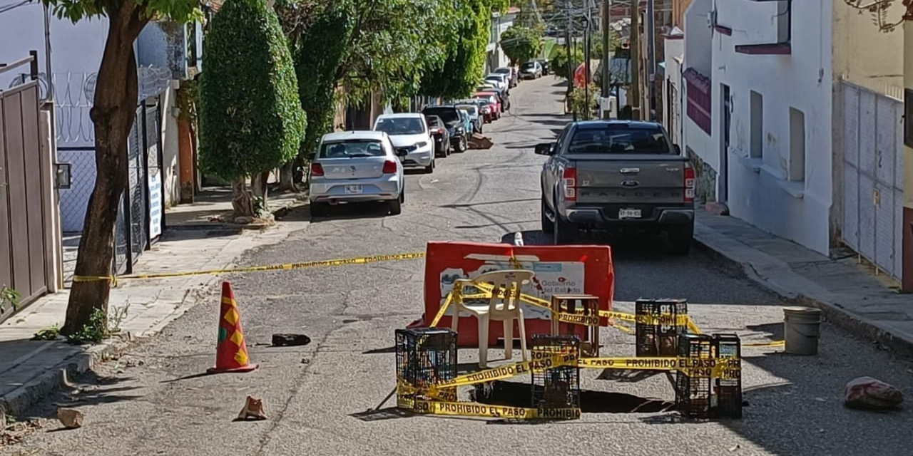 Permanece restringida la circulación en la calle de Genaro Vázquez en el Barrio de Xochimilco