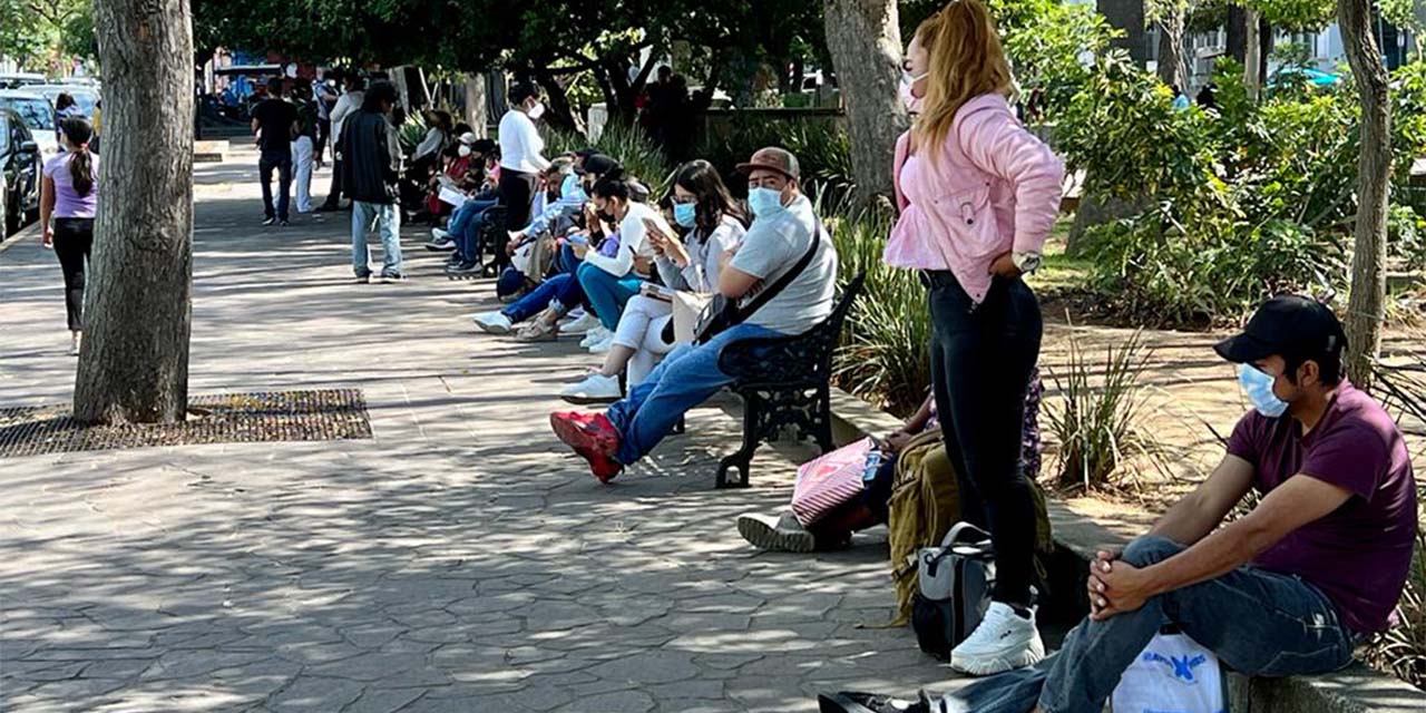 Larga fila en unidad del IMSS; varios acuden por pruebas Covid | El Imparcial de Oaxaca