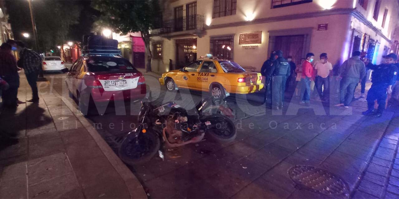 Taxi atropella a moto patrullero de la Policía Estatal en céntricas calles de la capital