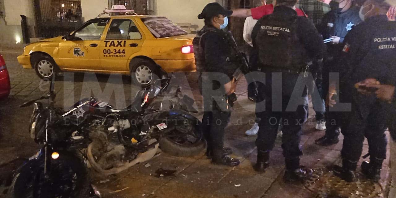 Taxi atropella a moto patrullero de la Policía Estatal en céntricas calles de la capital