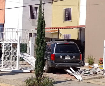 Conductor pierde el control e impacta contra vivienda en la capital de Oaxaca 