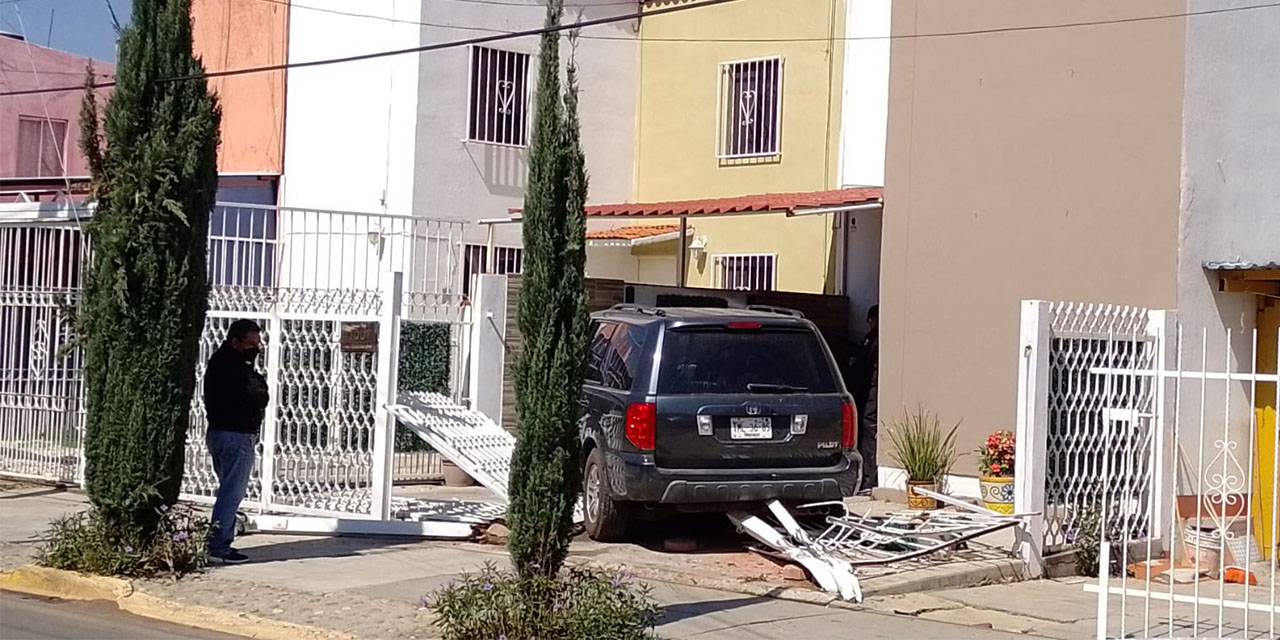 Conductor pierde el control e impacta contra vivienda en la capital de Oaxaca  | El Imparcial de Oaxaca