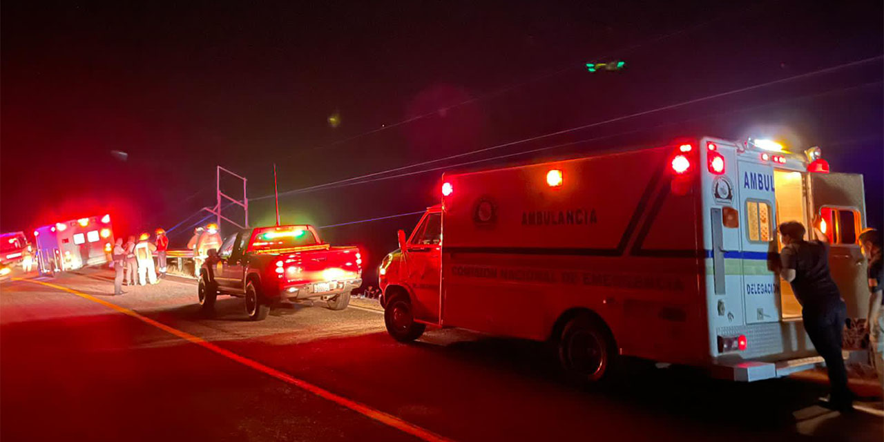 Dos lesionados, tras impactarse contra muro de contención en Huajuapan