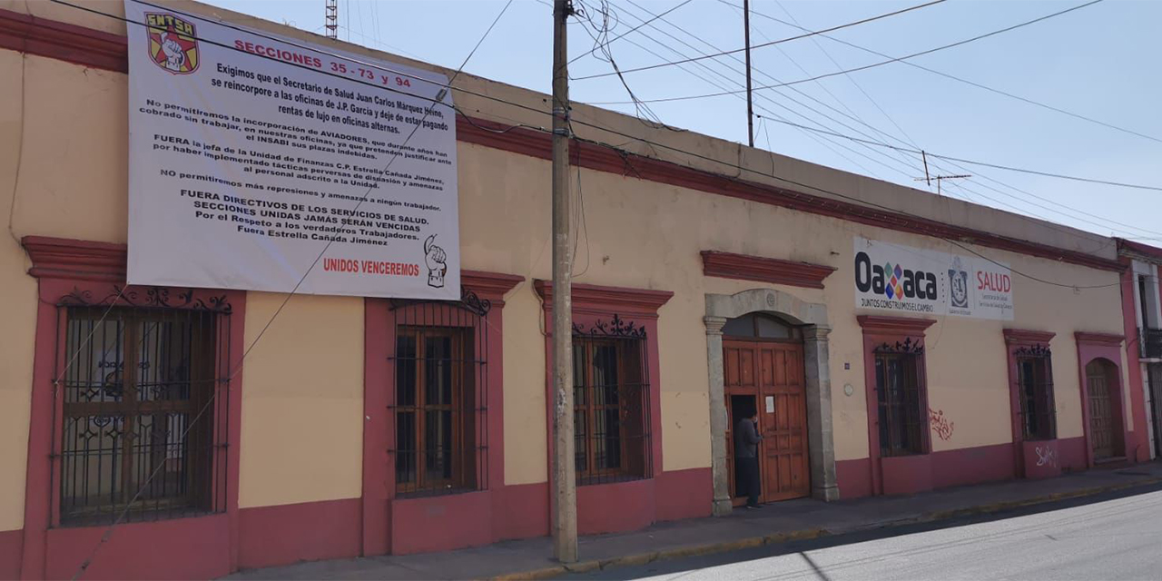 Colocan mantas en oficinas de Salud; rechazan incorporación de aviadores | El Imparcial de Oaxaca