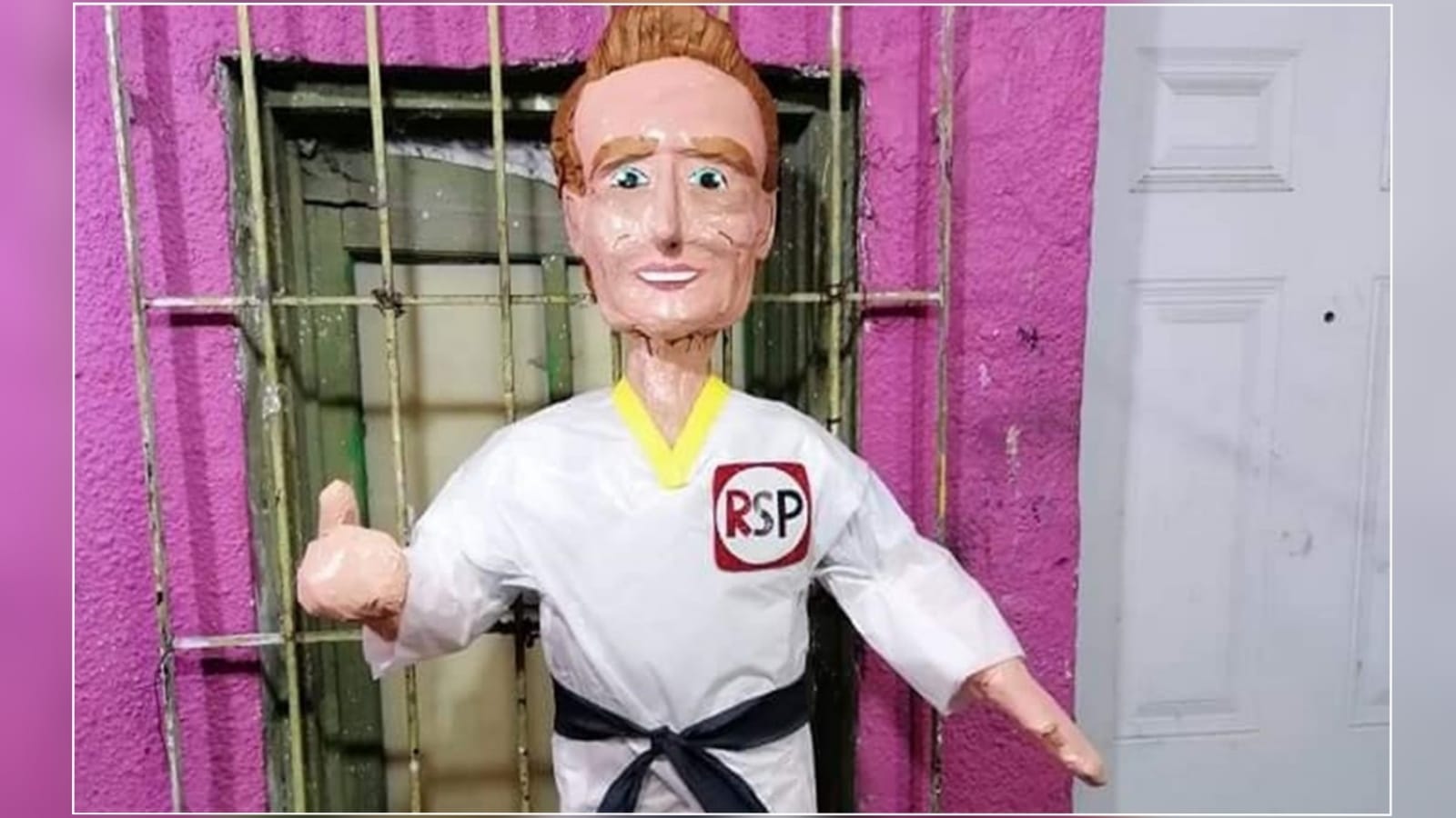 Realizan piñata de Alfredo Adame tras su pelea