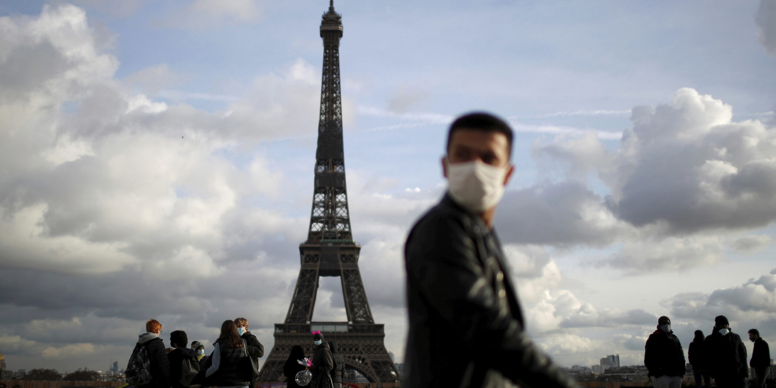 Francia registra en un solo día 335 mil nuevos contagios de covid-19