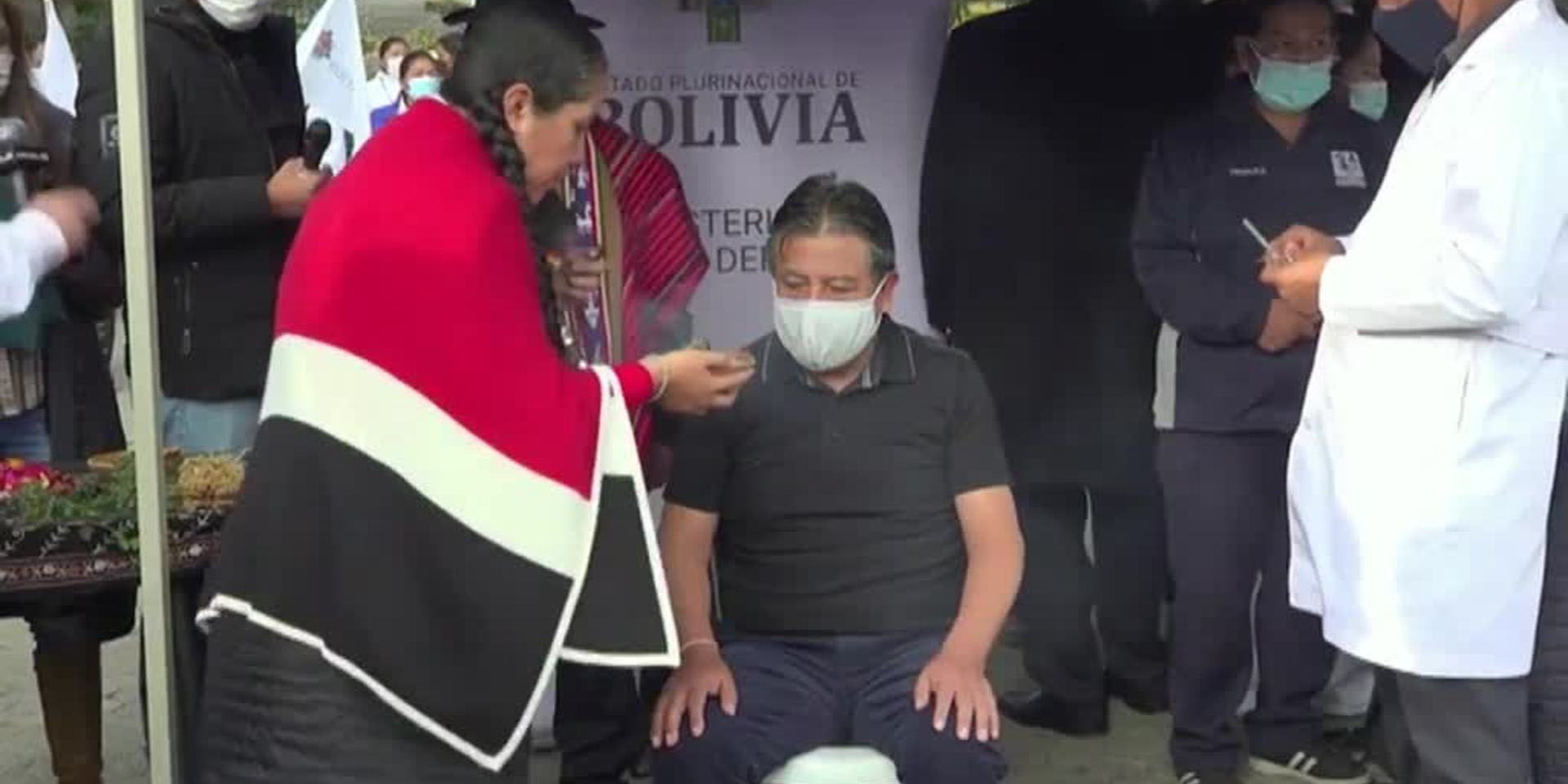 Colapsa sistema de vacunación en Bolivia; suspenden la obligatoriedad de carné anticovid
