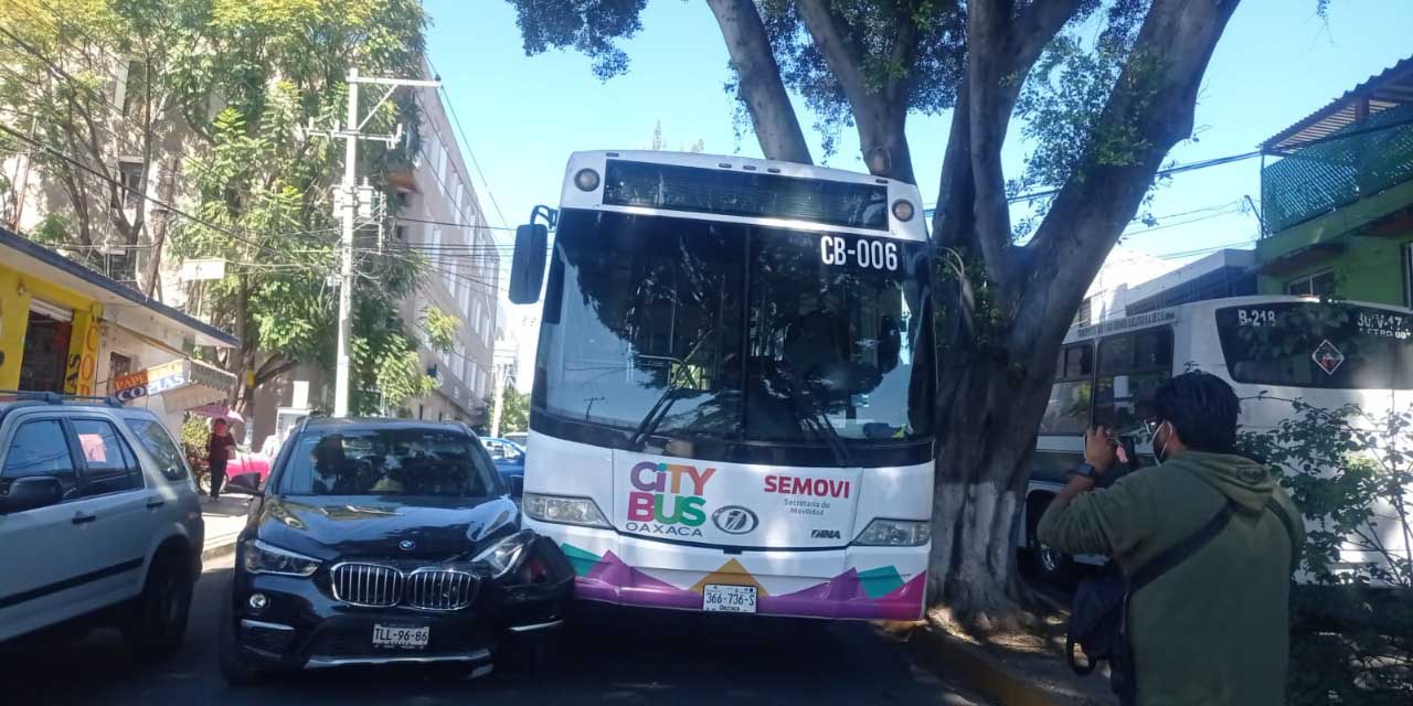 Auto de lujo le corta el paso a unidad del CityBus | El Imparcial de Oaxaca