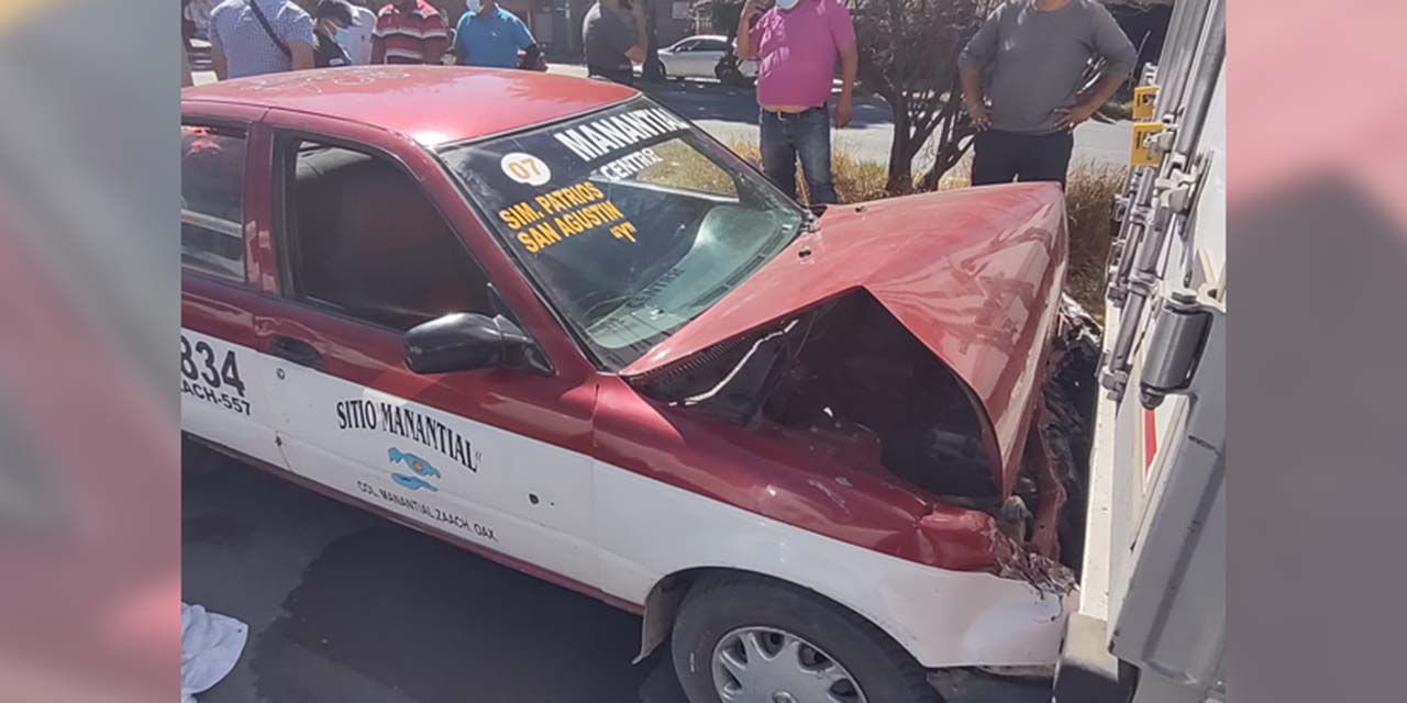 Por exceso de velocidad, taxista se impacta contra camión en Símbolos Patrios | El Imparcial de Oaxaca