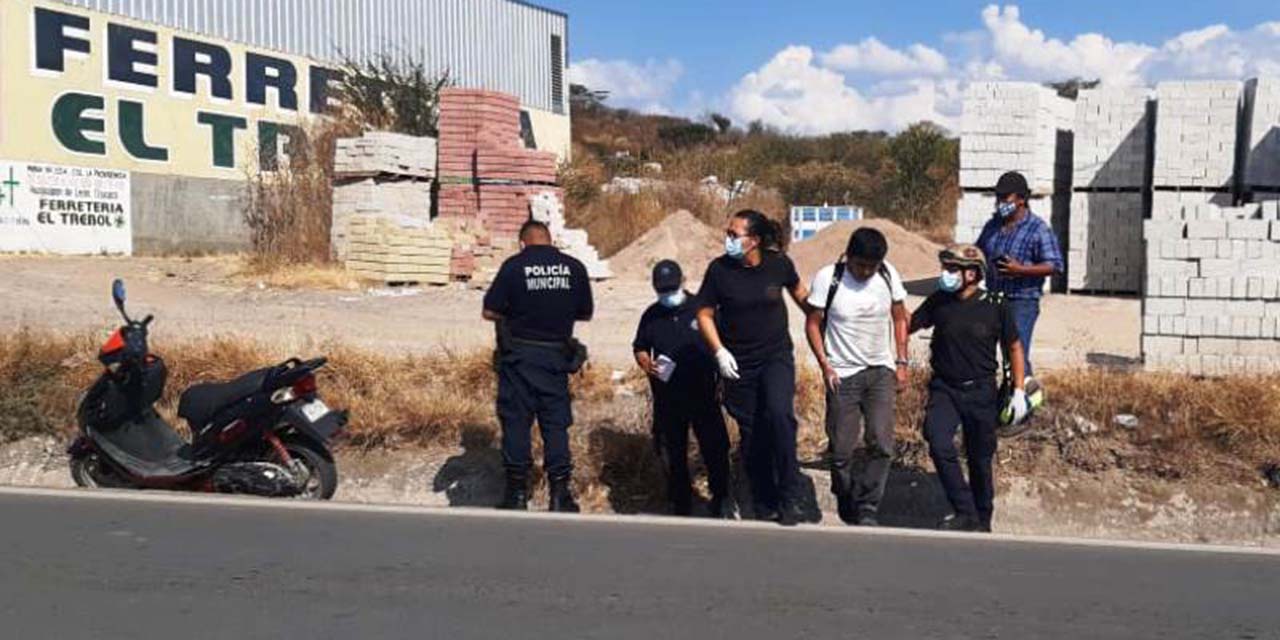 Evita chocar con vehículo y azota de su moto | El Imparcial de Oaxaca