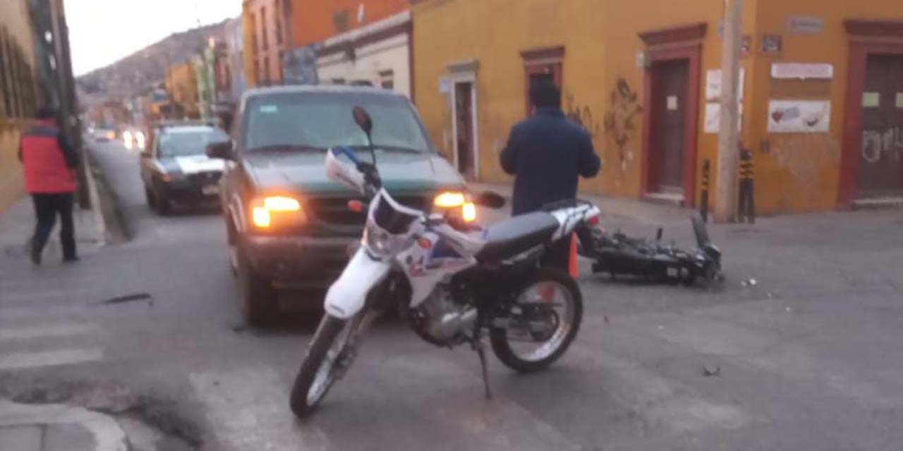 Colisionan moto y auto en el centro capitalino | El Imparcial de Oaxaca