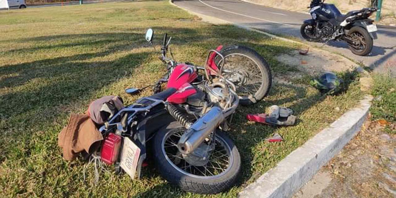 Mujer de 30 años derrapa violentamente en su moto | El Imparcial de Oaxaca