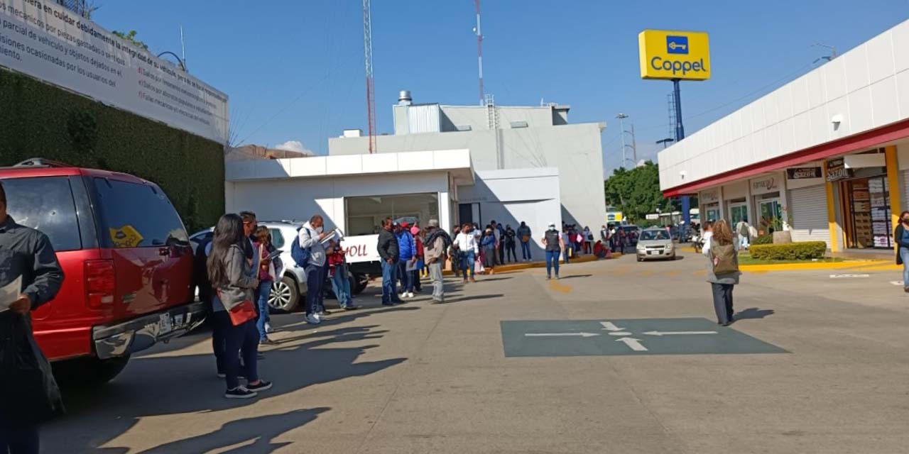 Cientos se aglomeran en el INE por último día de trámites para credenciales | El Imparcial de Oaxaca