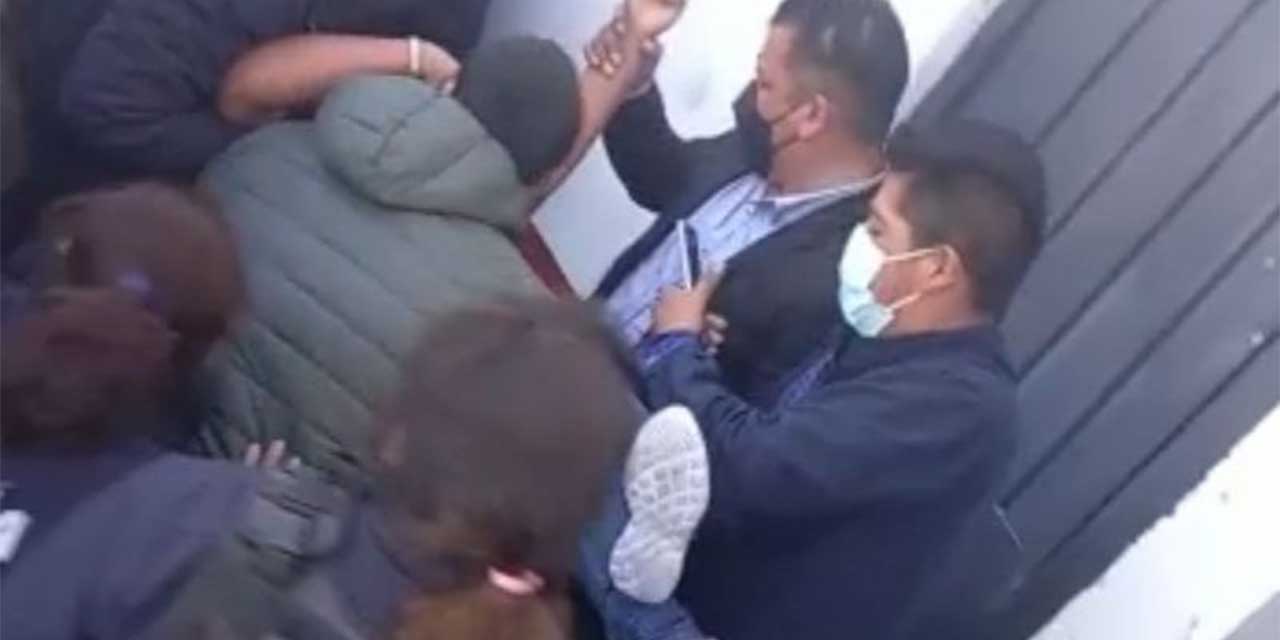 Alcaldesa golpeada al tratar de tomar cargo | El Imparcial de Oaxaca