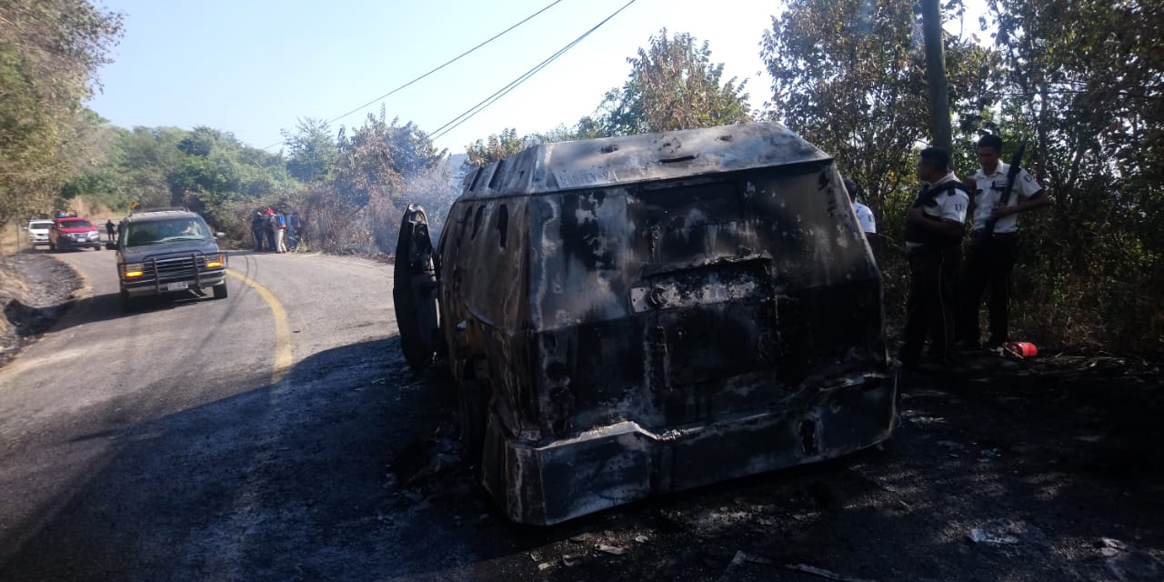 Arde camioneta de valores con dinero en Putla de Guerrero