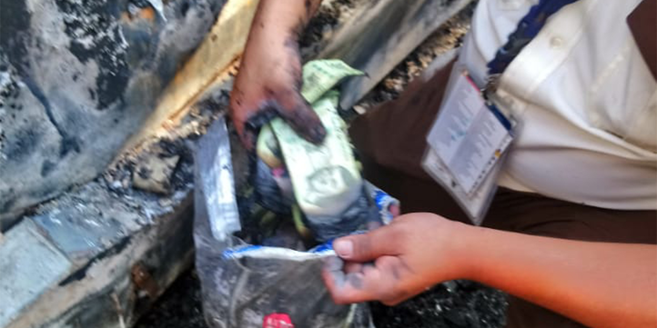 Arde camioneta de valores con dinero en Putla de Guerrero
