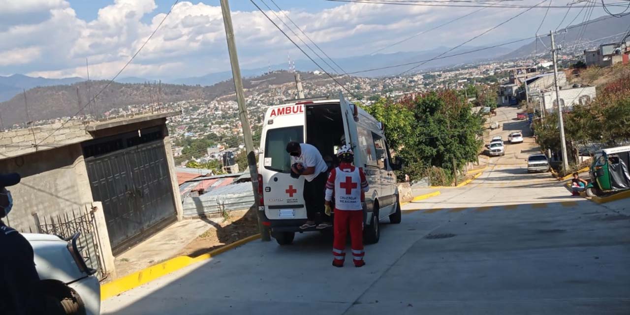 La víctima fue atendida por paramédicos de la Cruz Roja Mexicana. Macheteado por familiar tras riña | El Imparcial de Oaxaca
