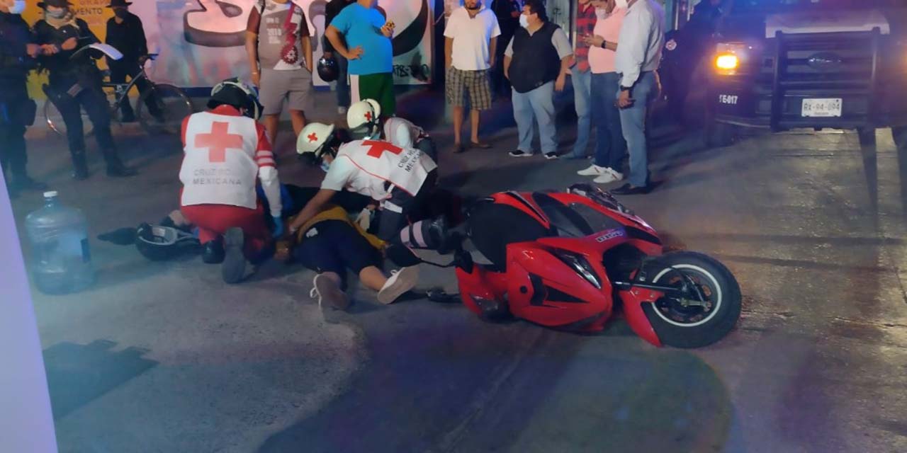 Conductor de urvan arrolla a motociclistas en la agencia de Cinco Señores | El Imparcial de Oaxaca