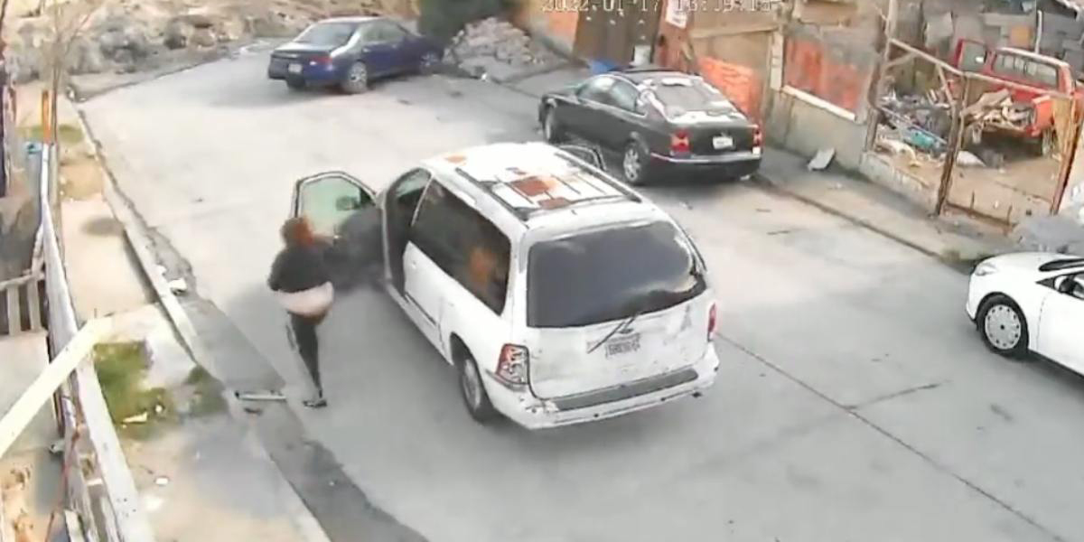 Camioneta cae a un canal después de que una mujer la dejara encendida al bajarse
