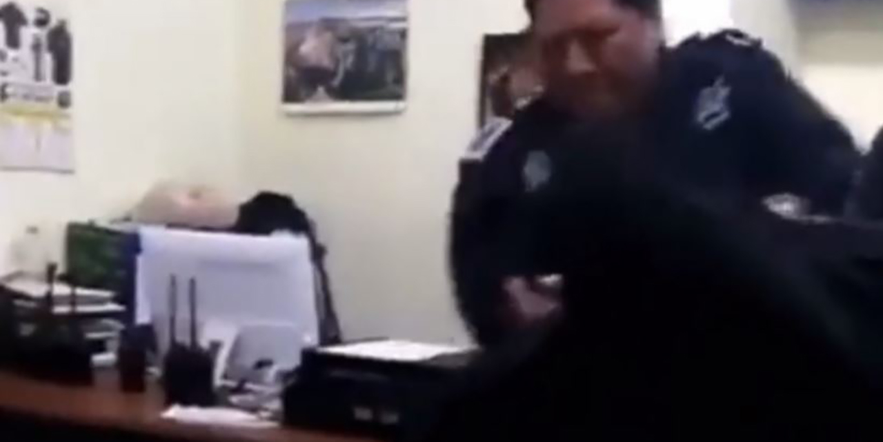 VIDEO: ¡LE TOCÓ TABLA! Policía da correctivo a otro Agente