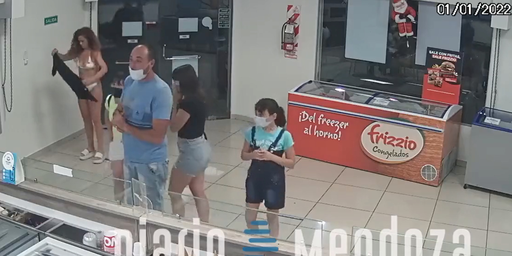 Mujer olvida su cubrebocas y lo resuelve de la manera más… viral
