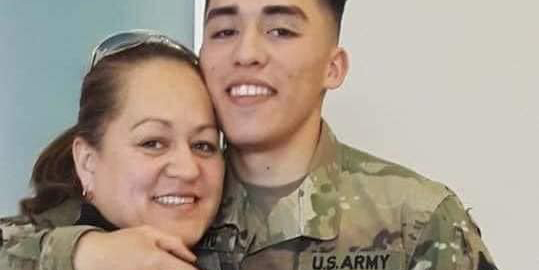 Se despide madre de su hijo que va a la guerra entre Rusia y Ucrania
