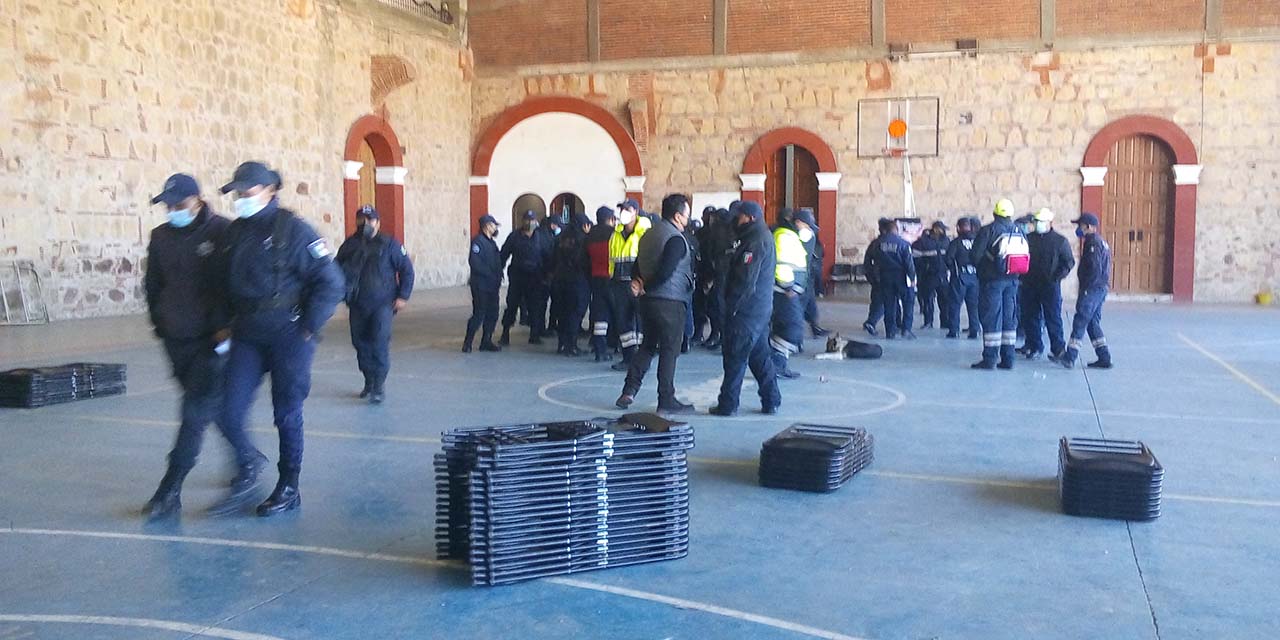 Policías toman el palacio de Tlaxiaco | El Imparcial de Oaxaca