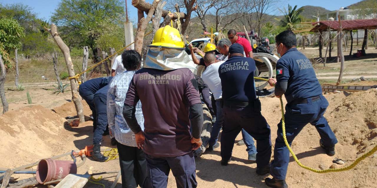 Joven resbala y cae a pozo en construcción
