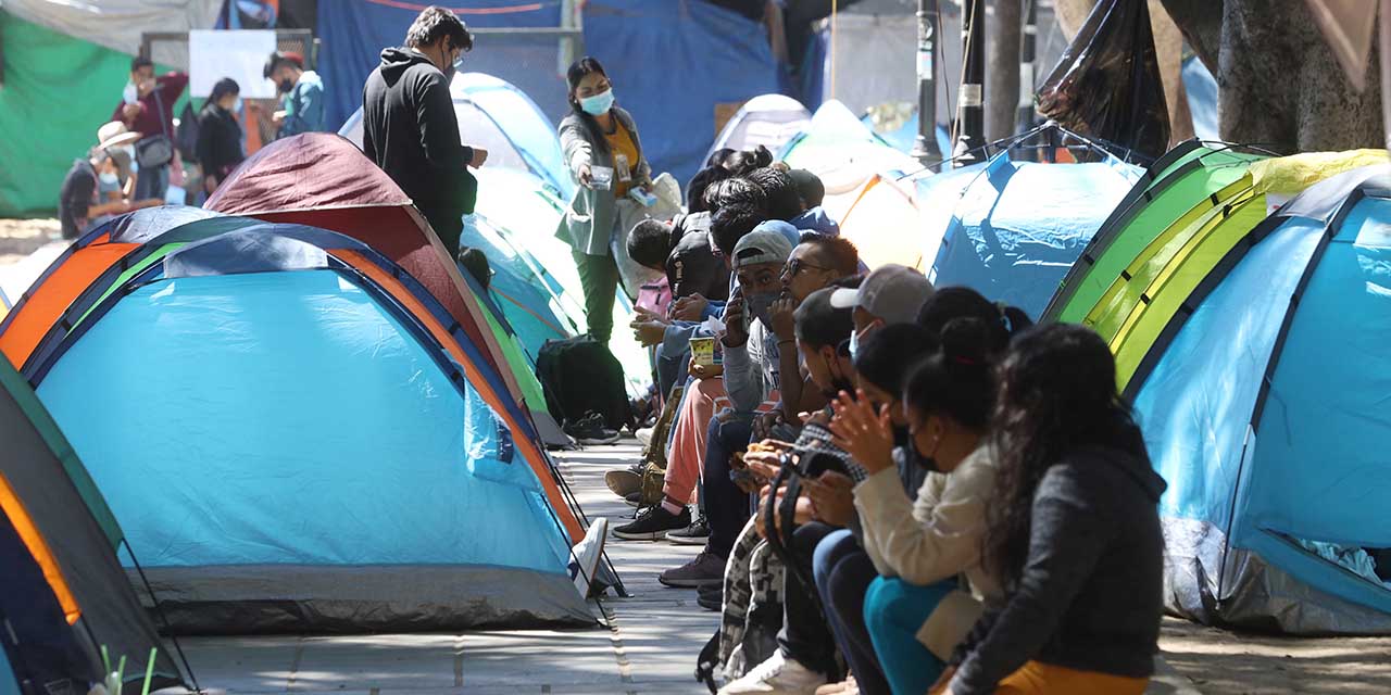 Mantienen normalistas campamento en el zócalo | El Imparcial de Oaxaca