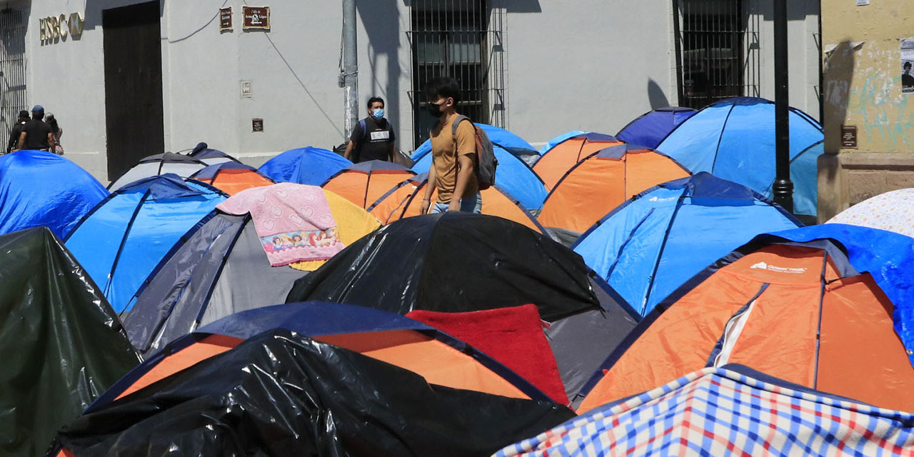 Cobran $150.00 diarios por falta en plantón normalista | El Imparcial de Oaxaca