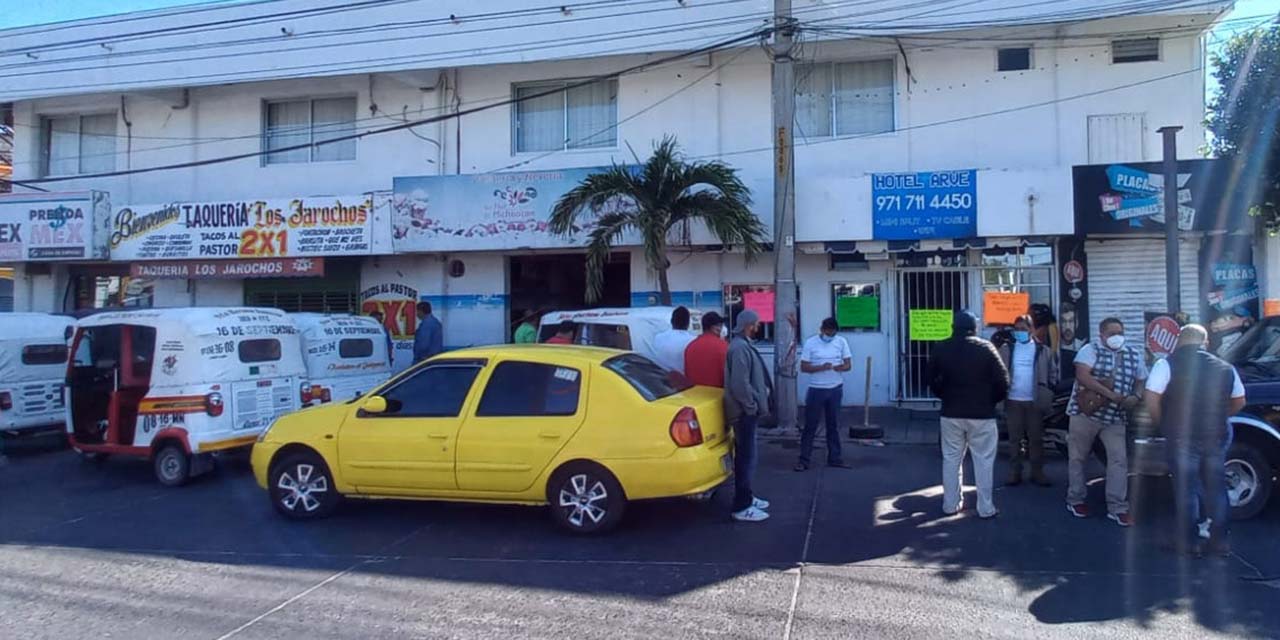En apoyo a trabajadora despedida, mototaxistas se manifiestan en hotel