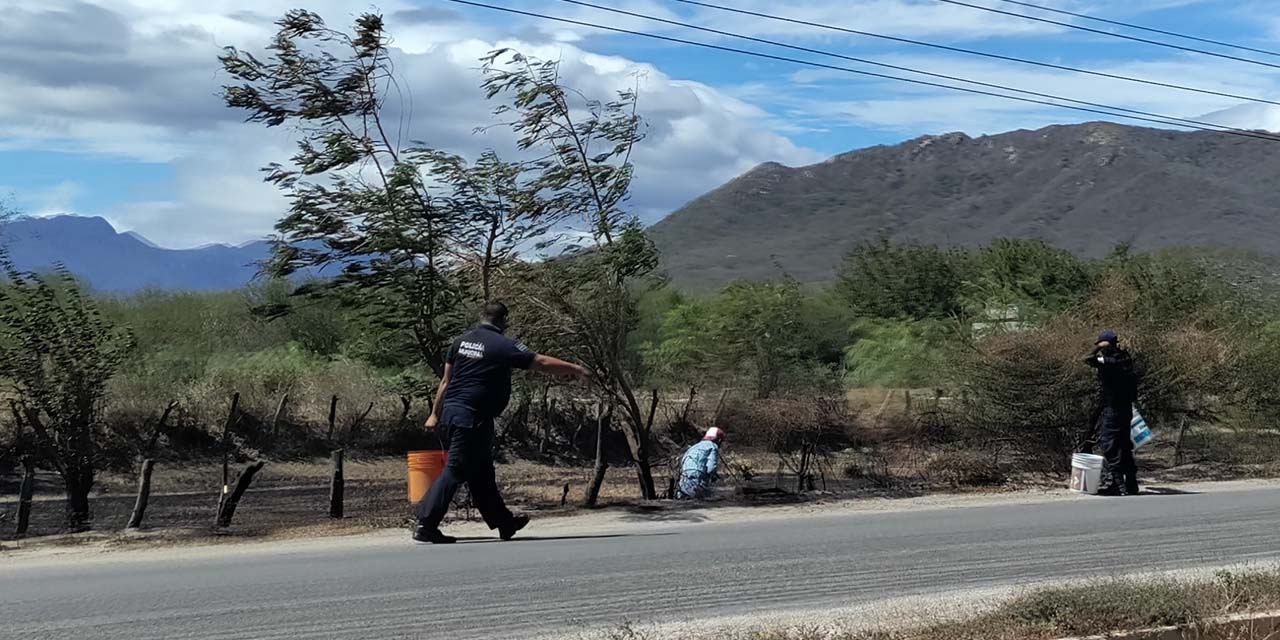 A cubetazos, policía combate incendio | El Imparcial de Oaxaca