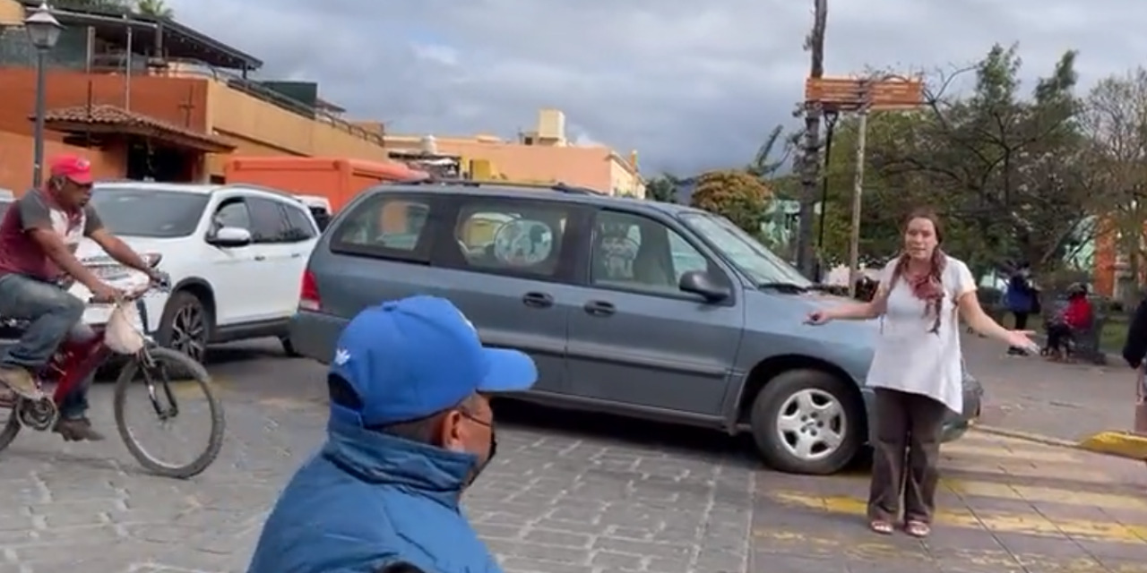 VIDEO: Extranjera se estaciona enfrente de una rampa para personas con discapacidad | El Imparcial de Oaxaca