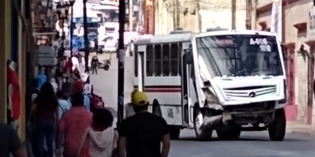 Urbano se queda sin frenos y ocasiona choque; responsable logra escapar | El Imparcial de Oaxaca