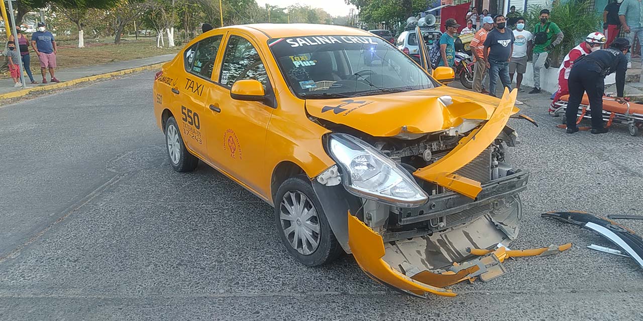 Encontronazo contra taxi deja a motociclista fracturado