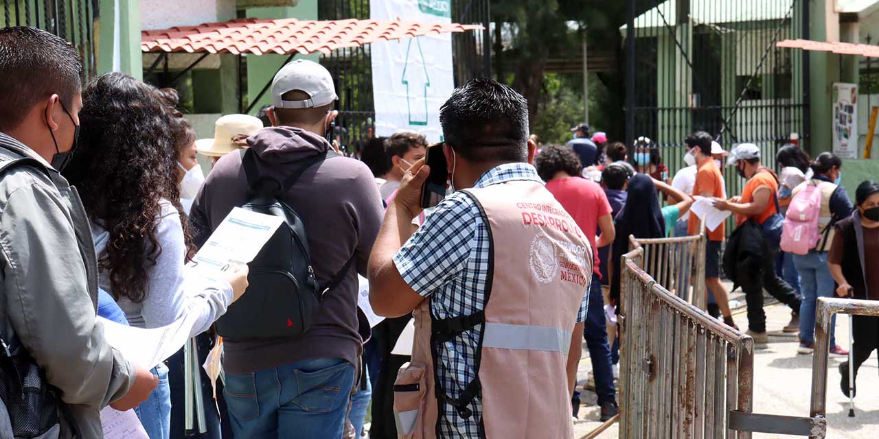 A ‘cuenta gotas’ aplican vacunas en Hospital Militar