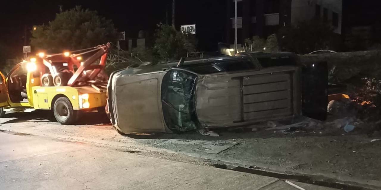 Abandonan camioneta implicada en volcadura