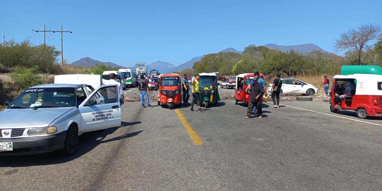 Bloquean sorgueros carretera Panamericana; exigen pagos | El Imparcial de Oaxaca