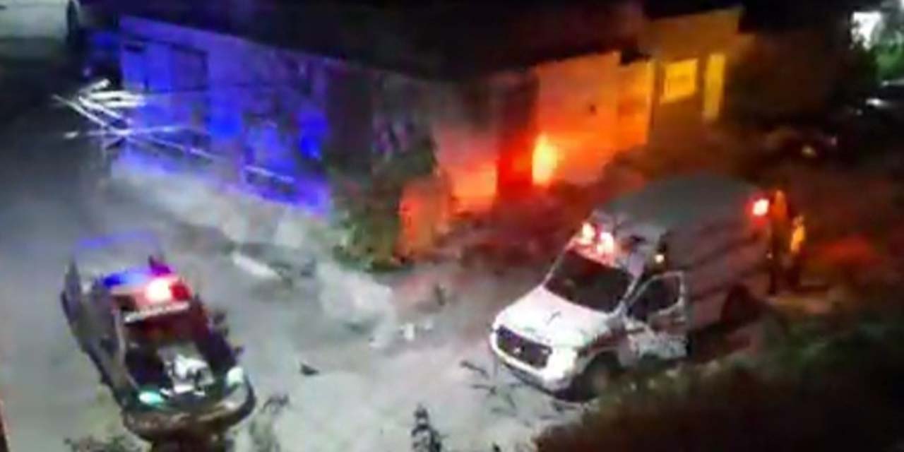 Joven se accidenta en curva peligrosa; su moto se incendia