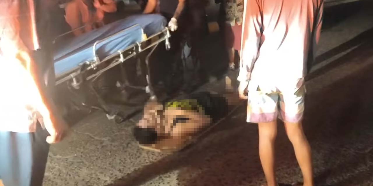 Cae de espaldas de camioneta en movimiento