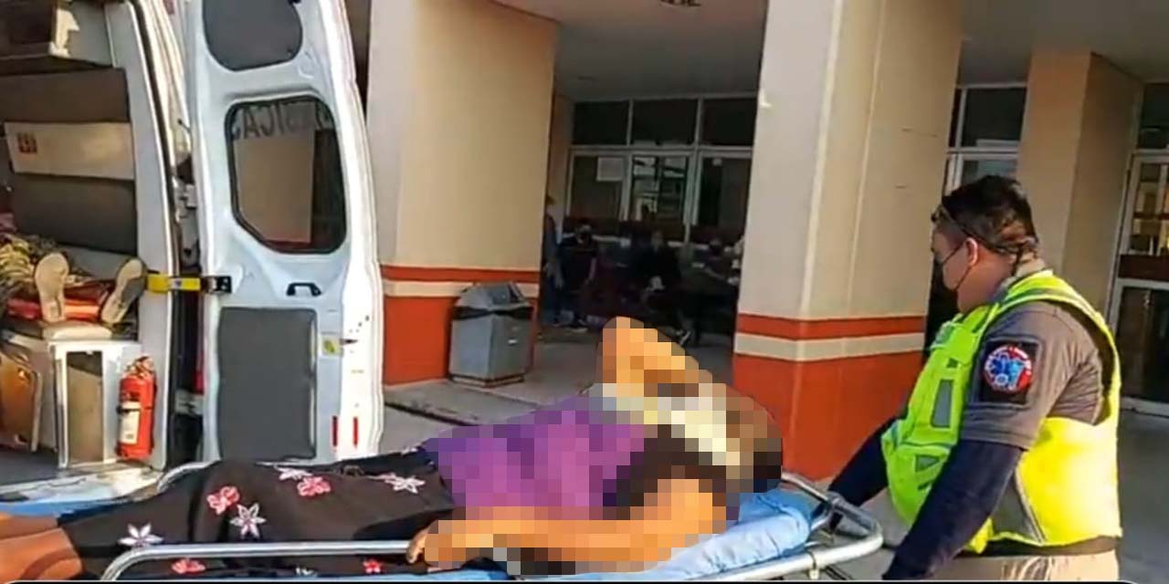 Vuelcan en cuatrimoto por ir a exceso de velocidad