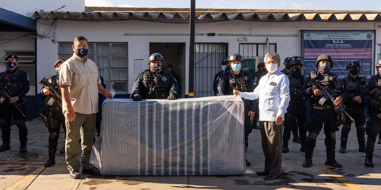 Entregan insumos para policías y servicio de limpia | El Imparcial de Oaxaca