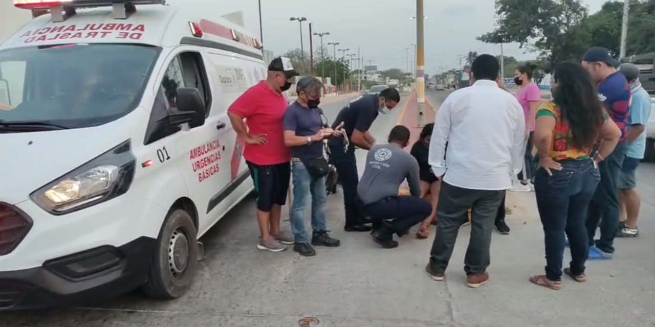 Se accidentan dos jovencitos en motocicleta