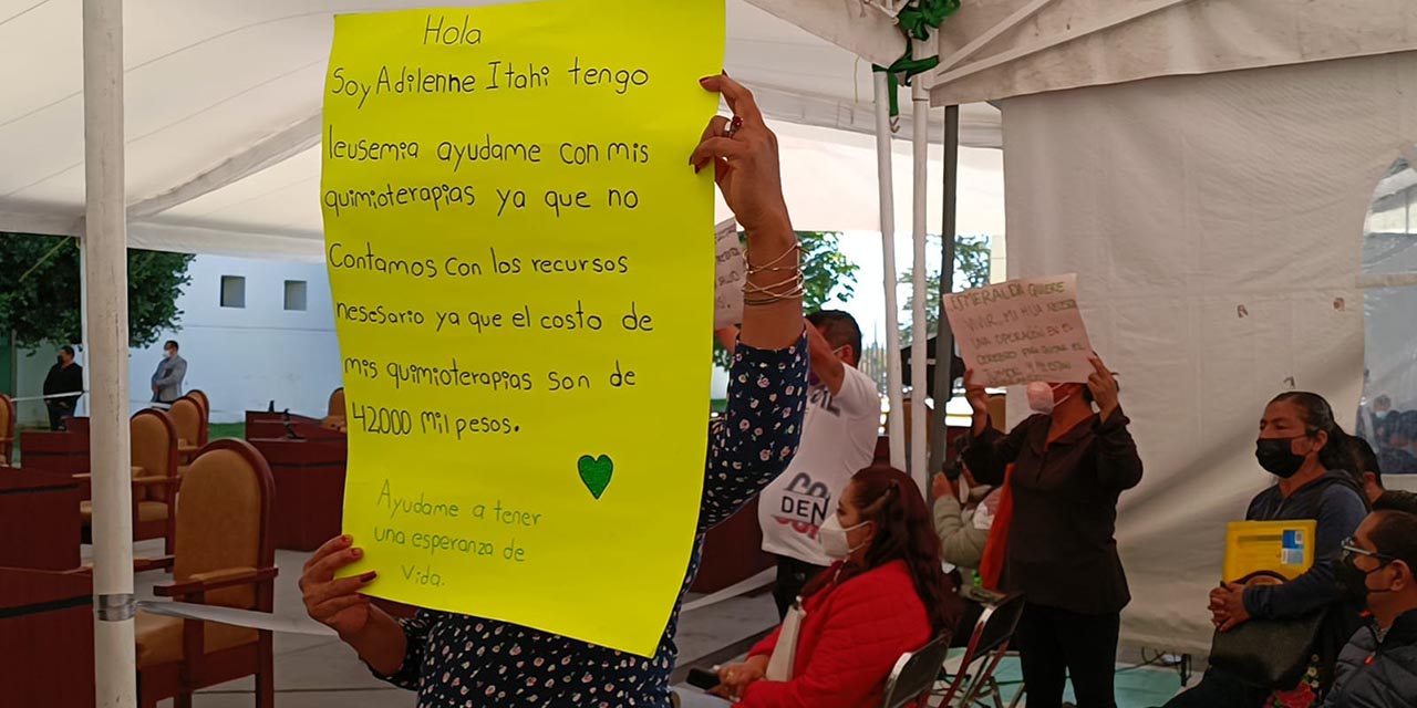 Protestan padres de familia de niños con cáncer en el congreso de Oaxaca