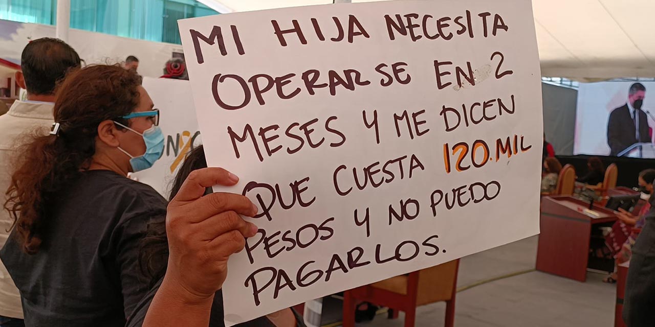Protestan padres de familia de niños con cáncer en el congreso de Oaxaca